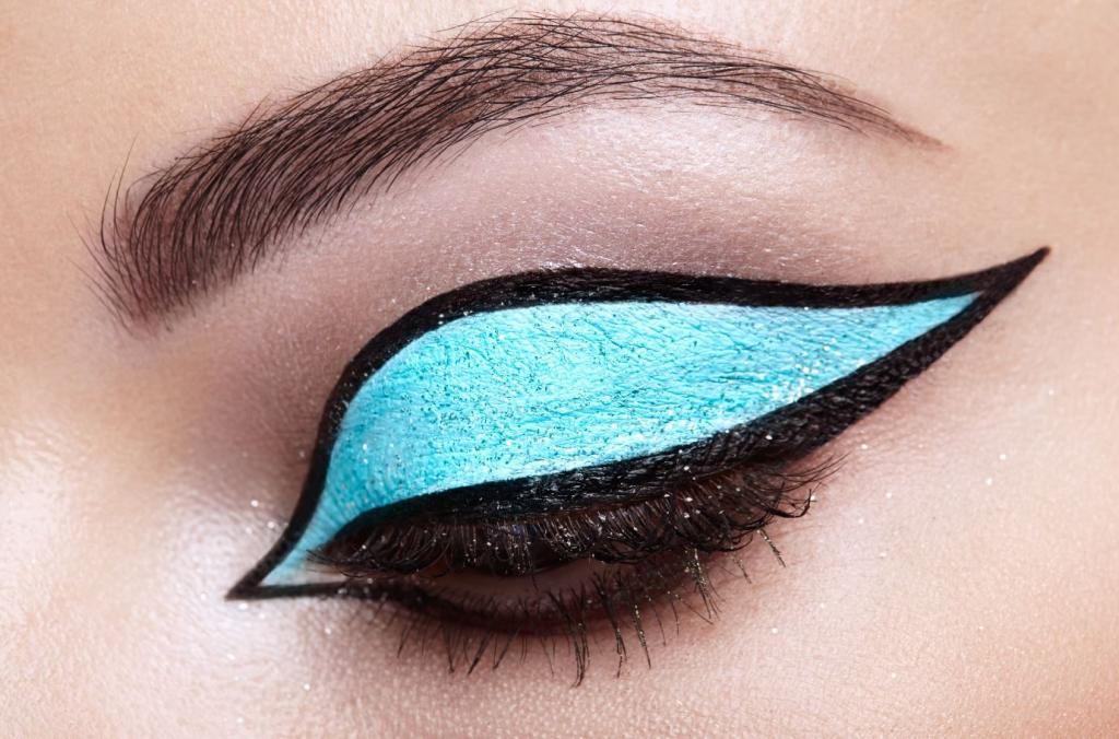 Fresh Summer Makeup Trends 2019 5 bold eyeliner